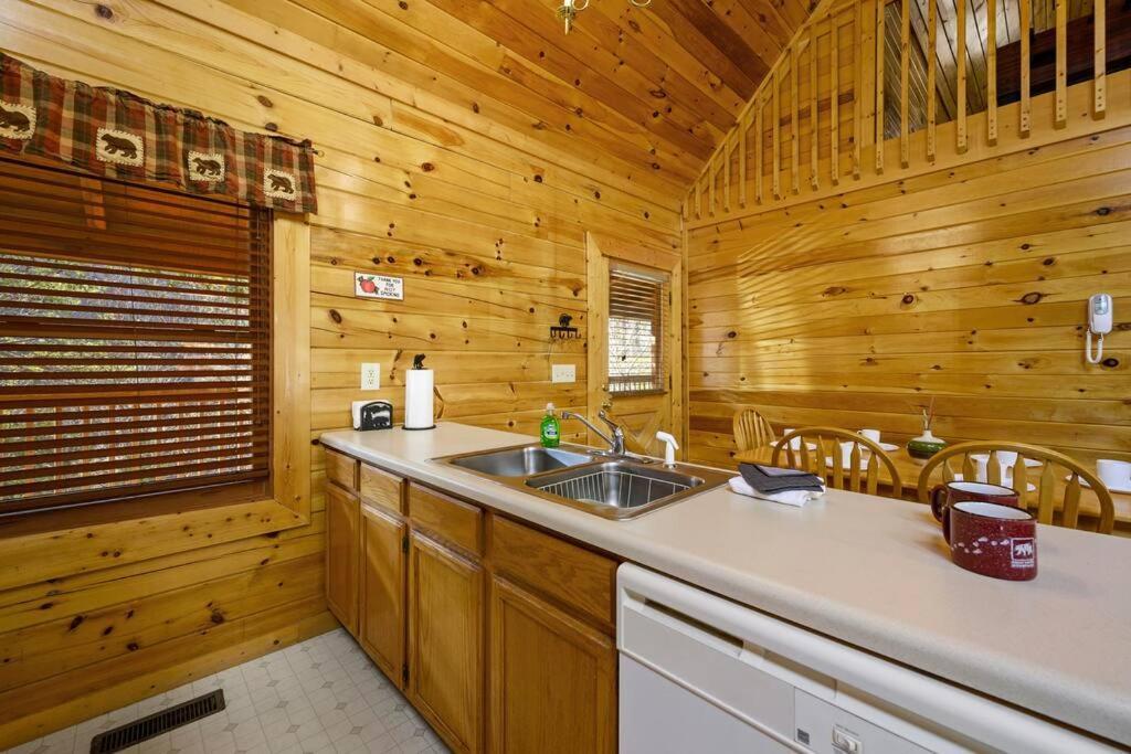 Beautiful 2 Bed Cabin With Hot Tub And Resort Pool Sevierville Exterior photo