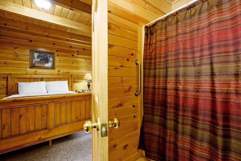 Beautiful 2 Bed Cabin With Hot Tub And Resort Pool Sevierville Exterior photo