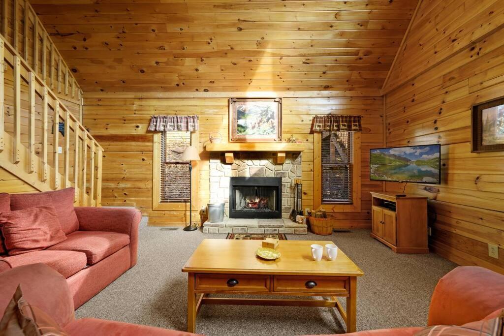 Beautiful 2 Bed Cabin With Hot Tub And Resort Pool Sevierville Exterior photo