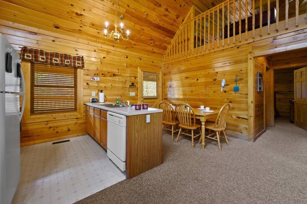 Beautiful 2 Bed Cabin With Hot Tub And Resort Pool Sevierville Exterior photo