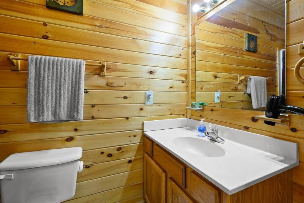 Beautiful 2 Bed Cabin With Hot Tub And Resort Pool Sevierville Exterior photo