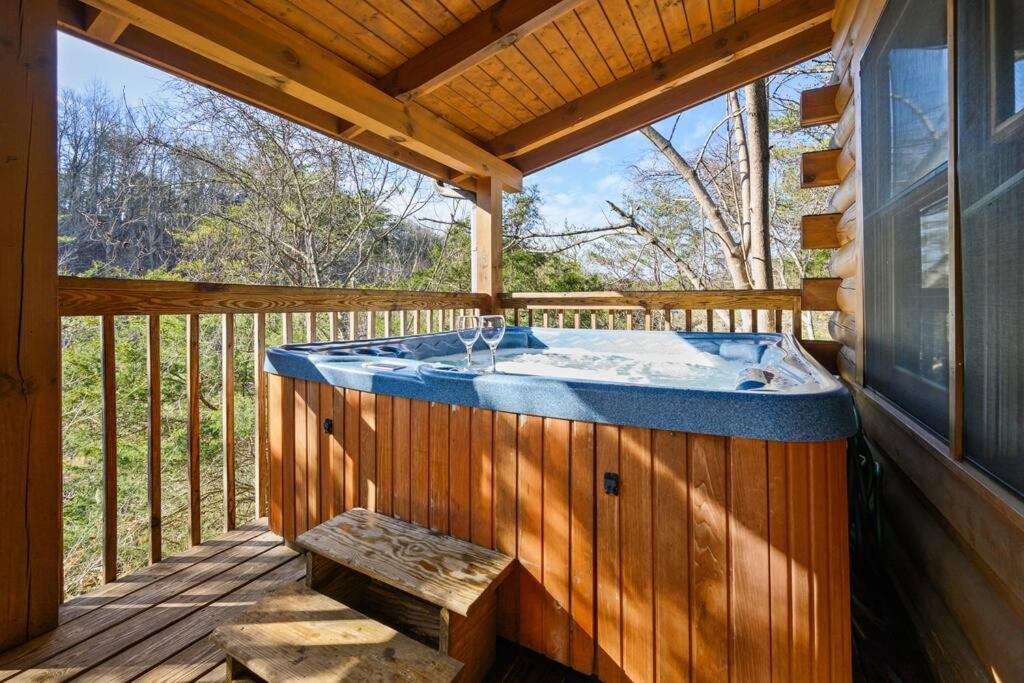 Beautiful 2 Bed Cabin With Hot Tub And Resort Pool Sevierville Exterior photo