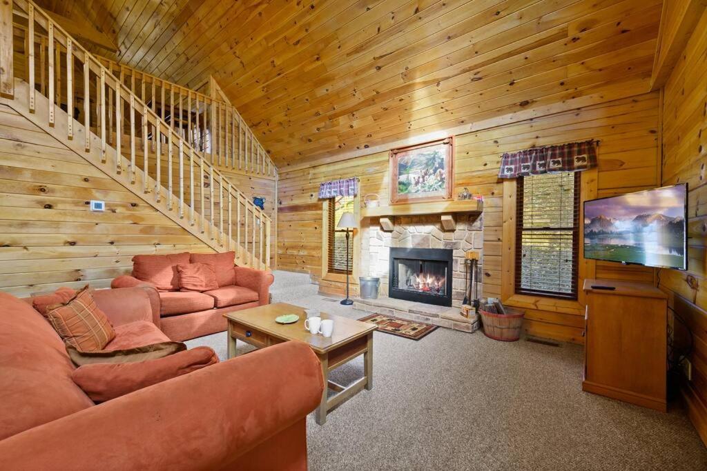 Beautiful 2 Bed Cabin With Hot Tub And Resort Pool Sevierville Exterior photo