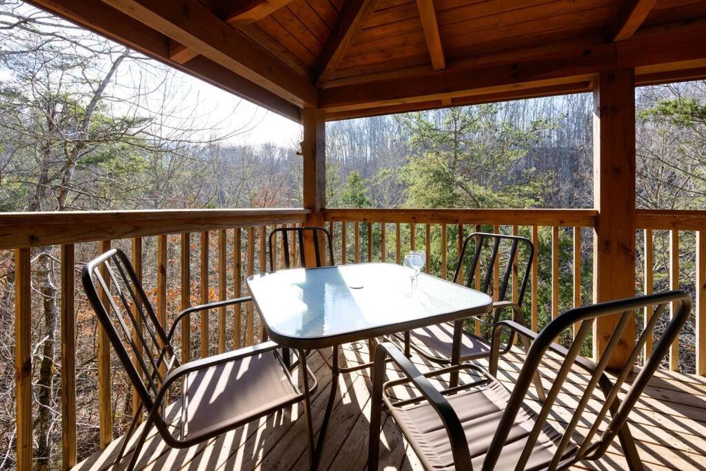 Beautiful 2 Bed Cabin With Hot Tub And Resort Pool Sevierville Exterior photo