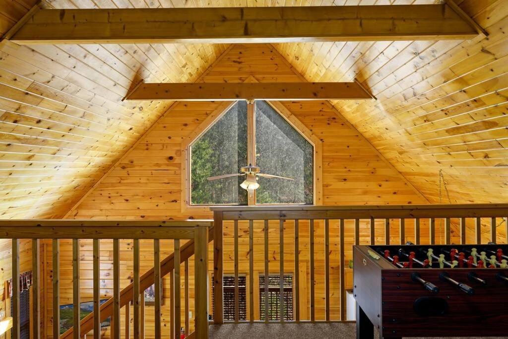 Beautiful 2 Bed Cabin With Hot Tub And Resort Pool Sevierville Exterior photo