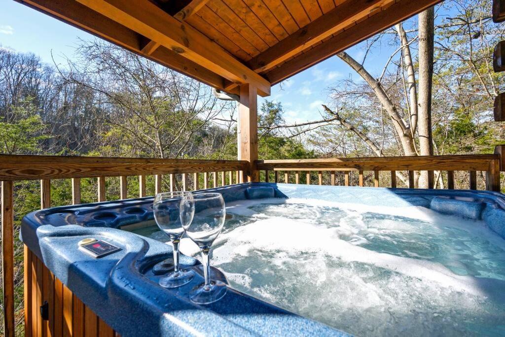 Beautiful 2 Bed Cabin With Hot Tub And Resort Pool Sevierville Exterior photo