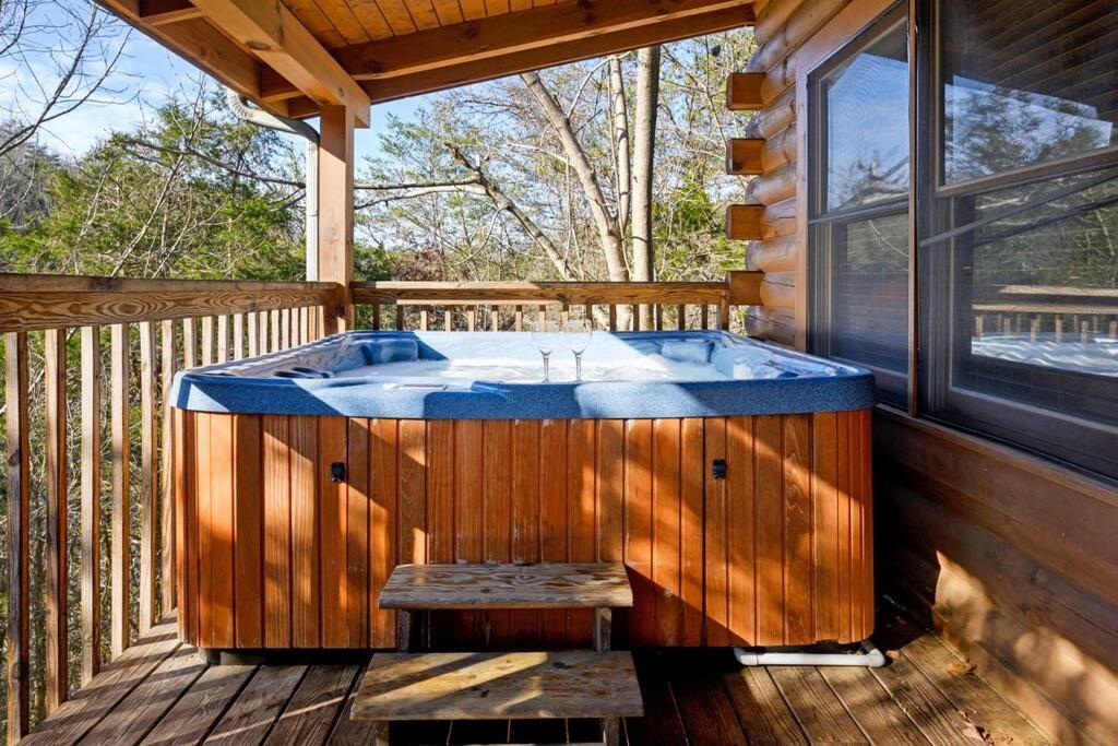 Beautiful 2 Bed Cabin With Hot Tub And Resort Pool Sevierville Exterior photo