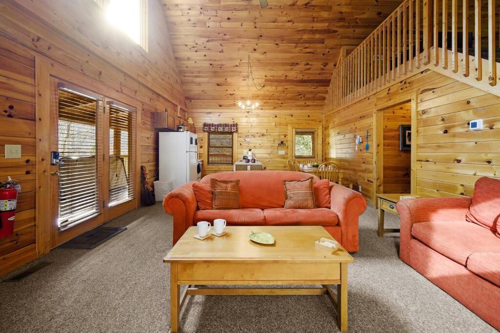 Beautiful 2 Bed Cabin With Hot Tub And Resort Pool Sevierville Exterior photo