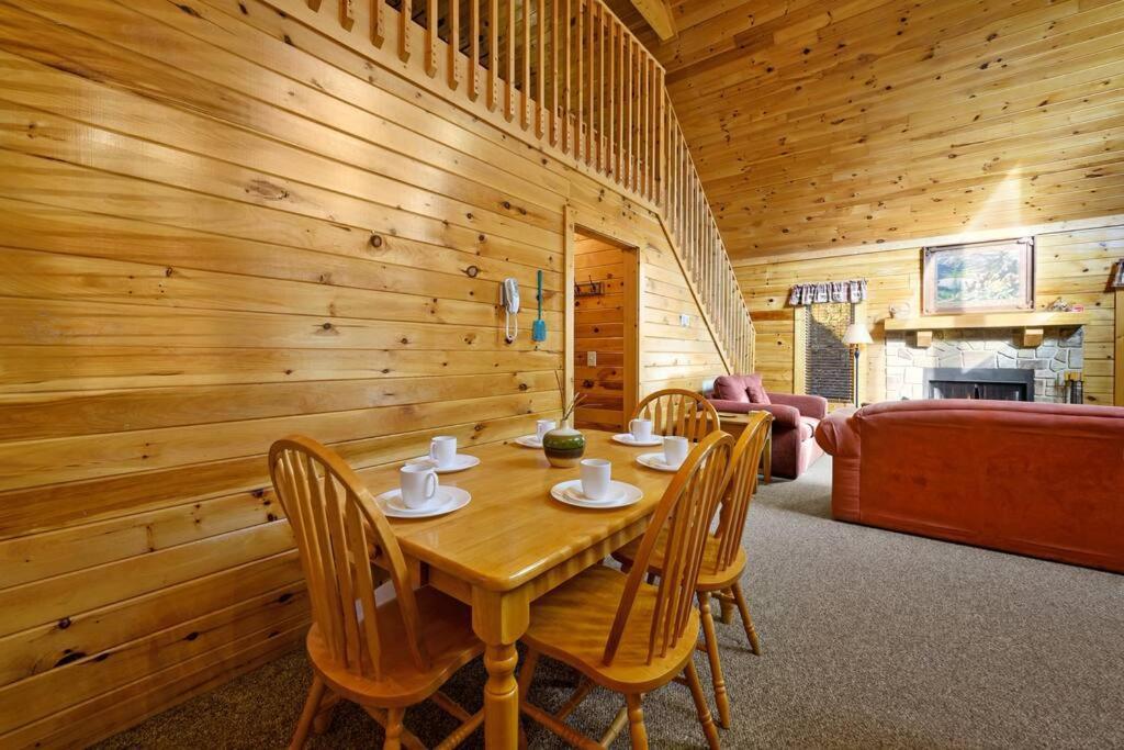 Beautiful 2 Bed Cabin With Hot Tub And Resort Pool Sevierville Exterior photo