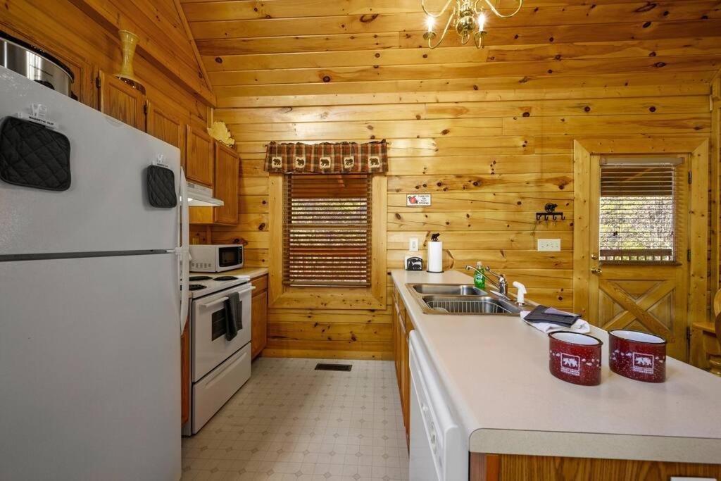 Beautiful 2 Bed Cabin With Hot Tub And Resort Pool Sevierville Exterior photo