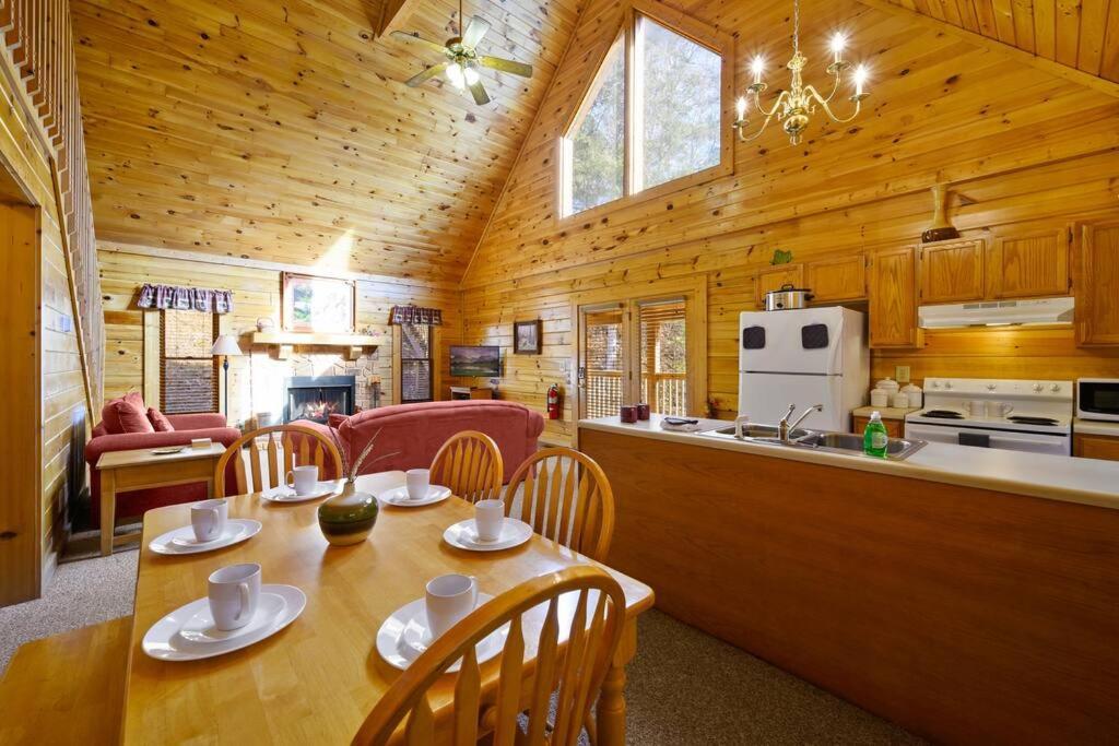 Beautiful 2 Bed Cabin With Hot Tub And Resort Pool Sevierville Exterior photo